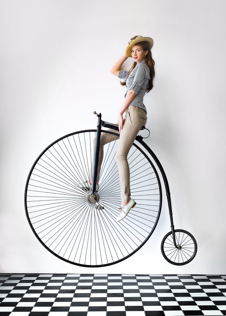 Naine poseerib vanaegse jalgrattaga. Loovfotograafia.