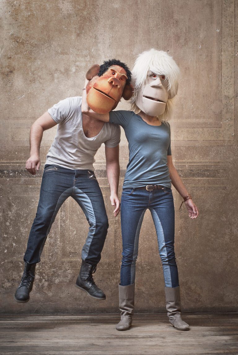 Naine tõstab mehe kaelupidi üles. Loovfotograafia, rõivafoto