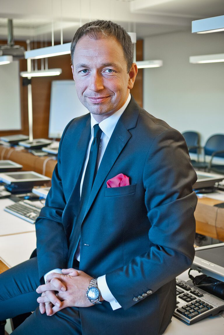 Ametifoto pintsakus mehest.