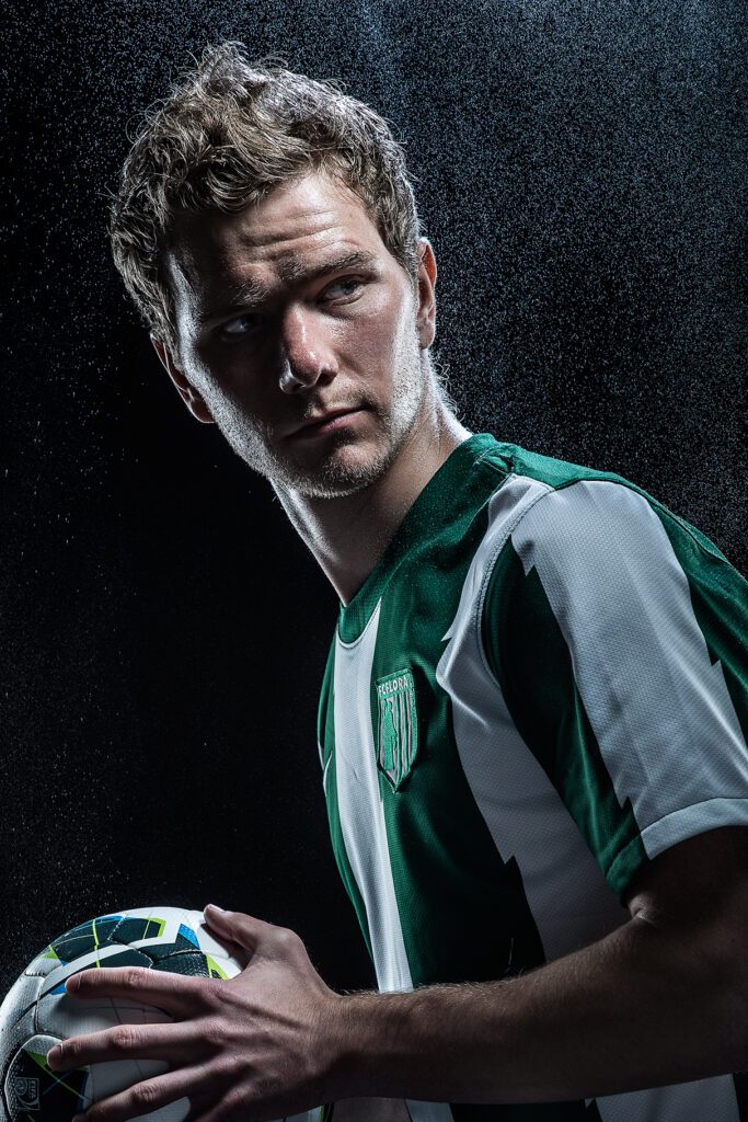 Sportlase ning jalgpalluri portreefoto