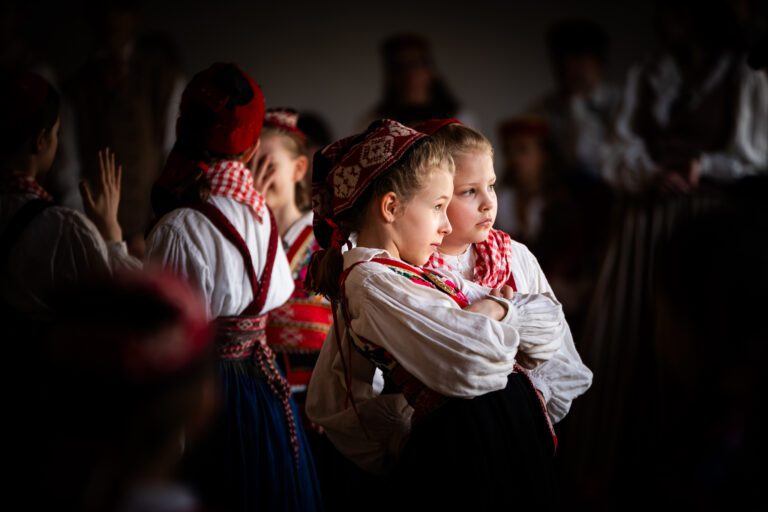lapsed tantsivad. Fotograafi jäädvustatud pilt. Sündmuste pildistamine.