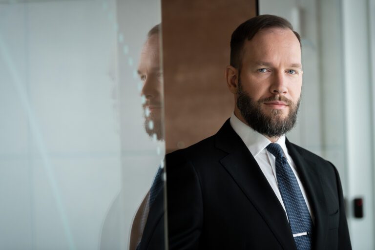 Ametifoto mehest kontoris. Fotograaf Heiki Laan pildistab ametifotosid.