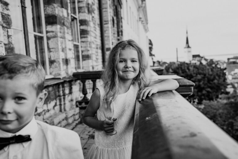 Mustvalge pilt, lapsed üritusel. Sündmuste pildistamine, fotograaf Heiki Laan