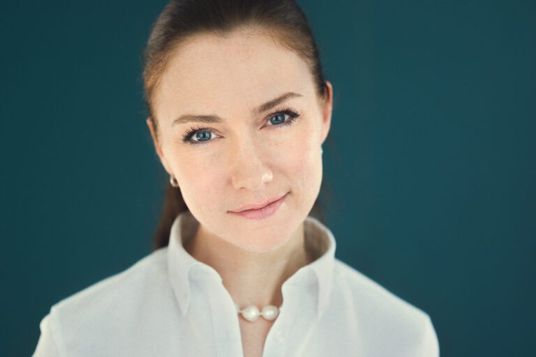 portreefoto naisest sinisel taustal. Fotograaf Heiki Laan tallinnas on teinud stuudioportree pildi.