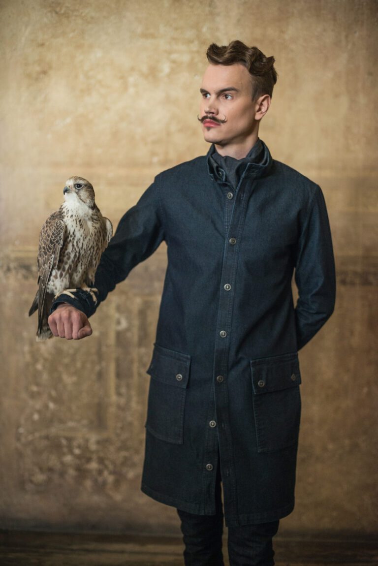 Mees, kelle käel on pistrik. Loovfotograafia pilt tehtud fotostuudios. Fotograaf Heiki Laan Tallinnas.