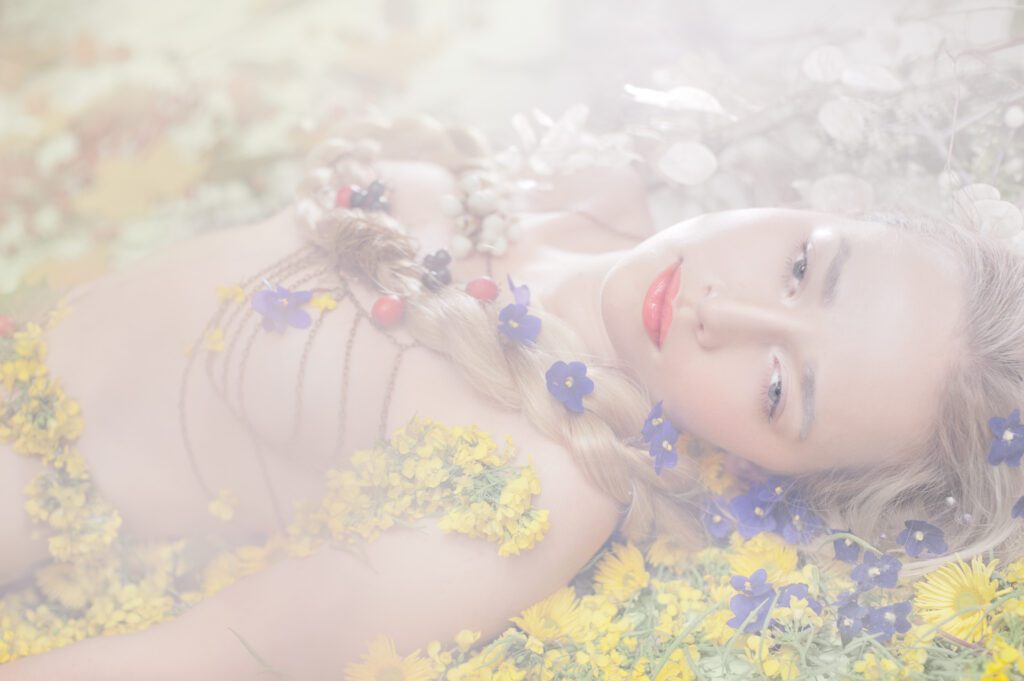 Kunstipärane pilt ilusast naisest. Pildi tegi fotograaf Heiki Laan Tallinnas. Loovfotograafia.