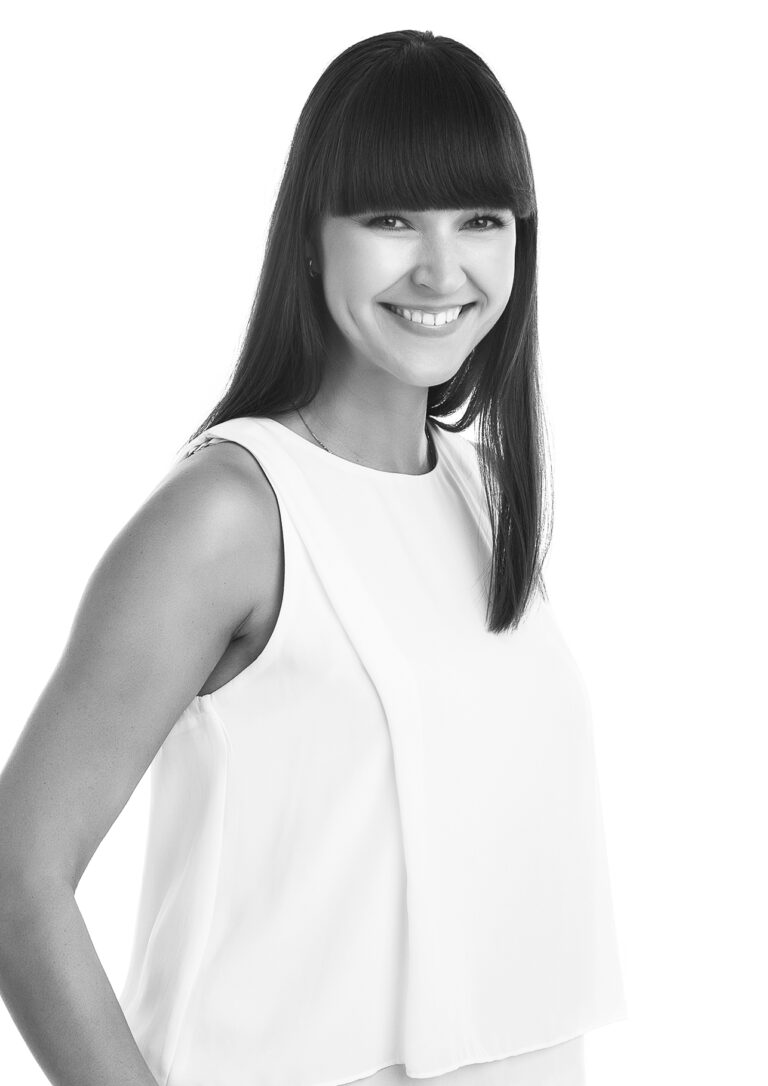 Portreefoto naisest fotostuudios. Pildistas fotograaf Heiki Laan Tallinnas