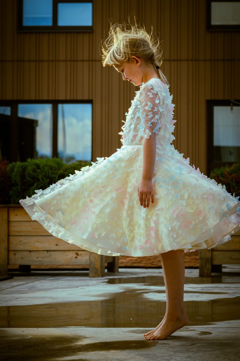 Liblikas linnas, tüdruk piduliku kleidiga