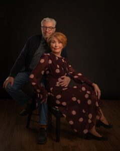 Kena vanapaar stuudios tumedal taustal.