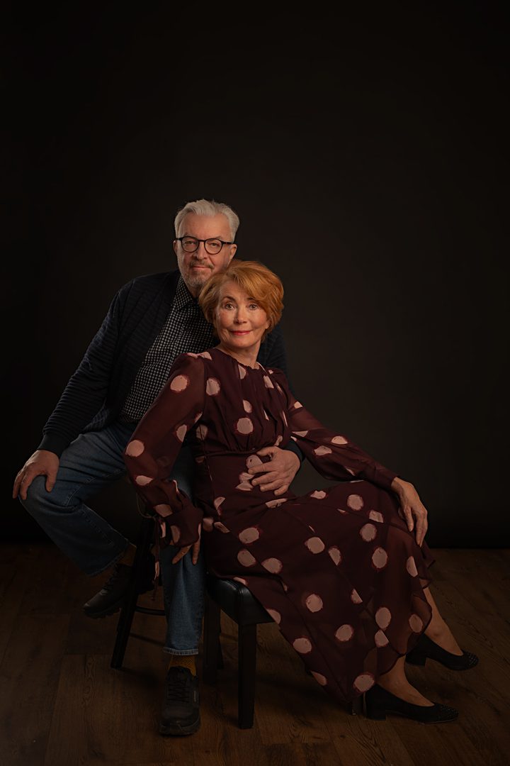 Kena vanapaar stuudios tumedal taustal.