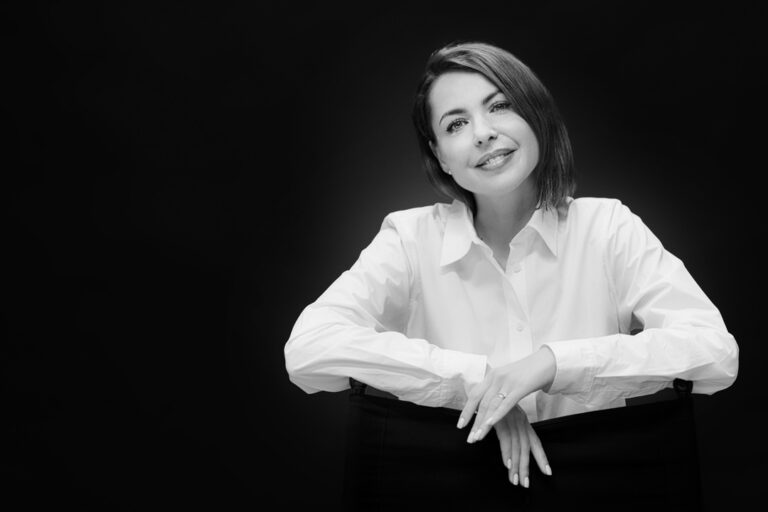 Naine mustal taustal valges särgis